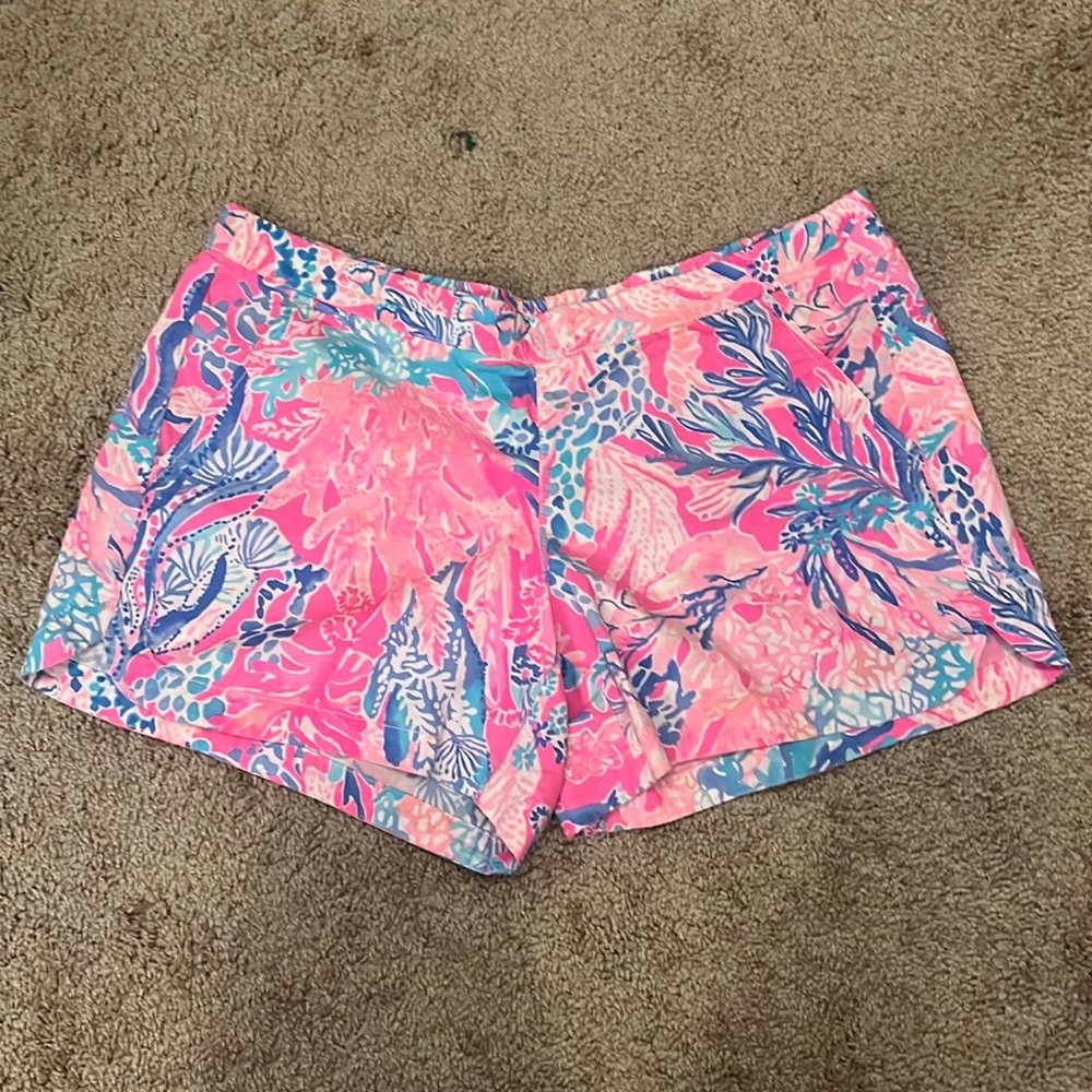 Lilly Pulitzer shorts size medium M. EUC no stains